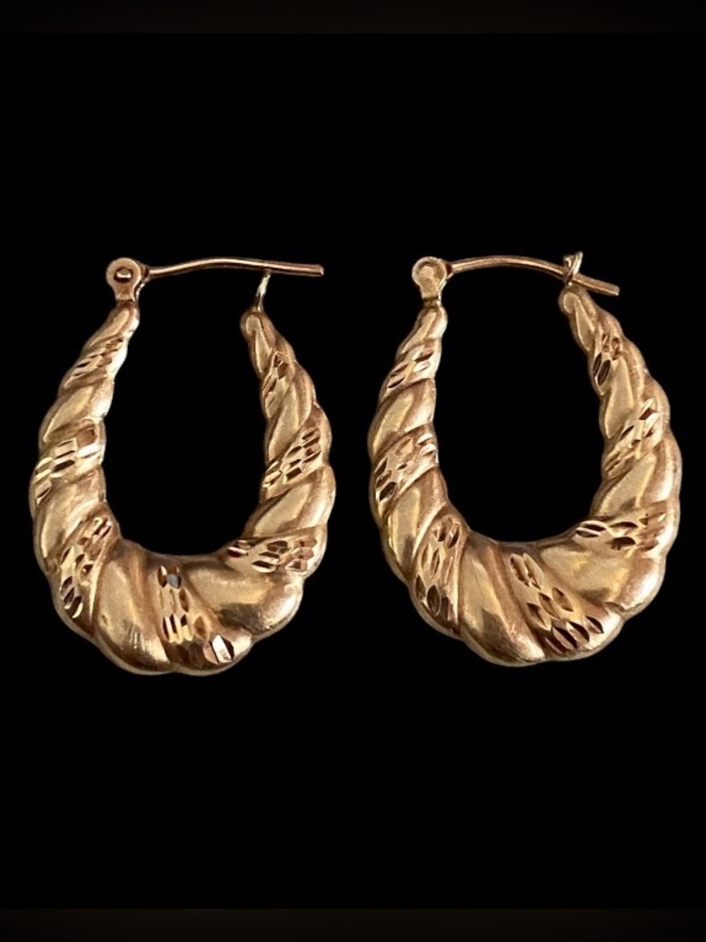 14K yellow gold scalloped hollow hoop earrings